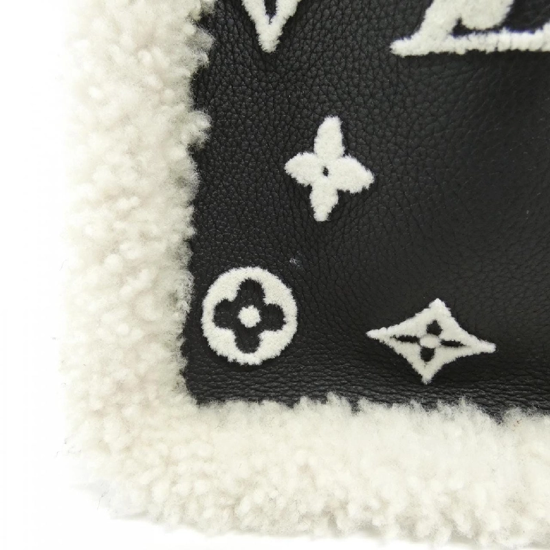 Túi Louis Vuitton On My Side MM M58908 616955