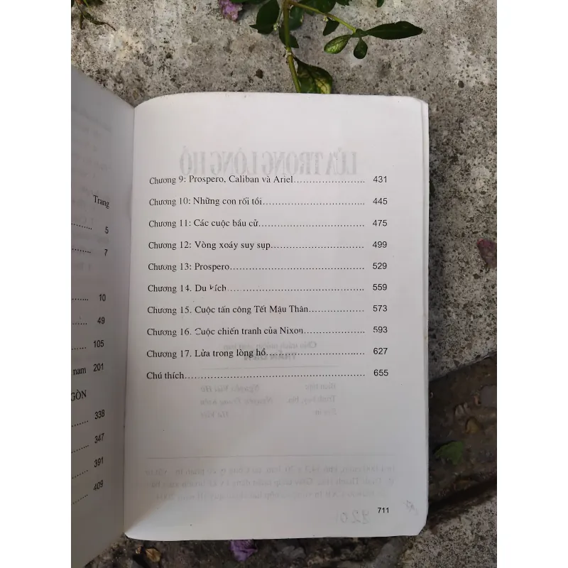 Lửa trong lòng hồ của Frances Fitzgerald  1032077