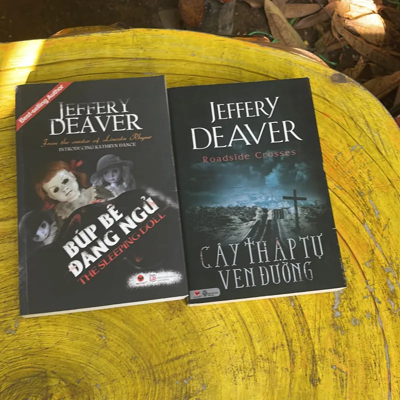COMBO JEFFEREY DEAVER: CÂY THẬP TỰ VEN ĐƯỜNG & BÚP BÊ ĐANG NGỦ 748879