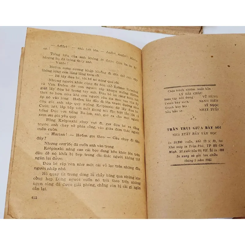 Trần Trụi Giữa Bầy Sói
-
Tác giả: Bruno Apitz  788804