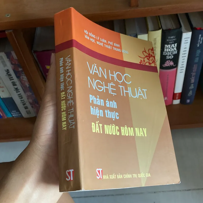 VĂN HỌC NGHỆ THUẬT PHẢN ÁNH HIỆN THỰC ĐẤT NƯỚC HÔM NAY (XB 2010) 590714