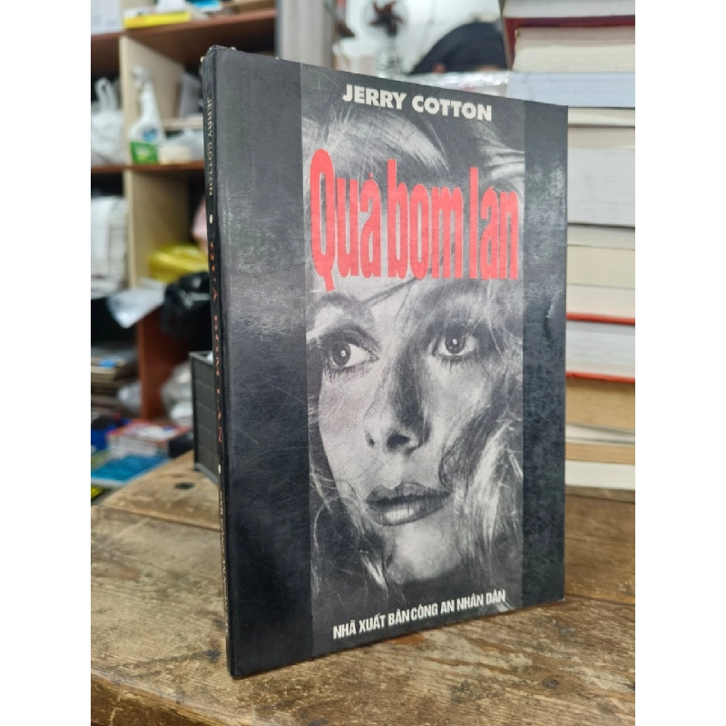 Quả bom lăn - Jerry Cotton 1013218