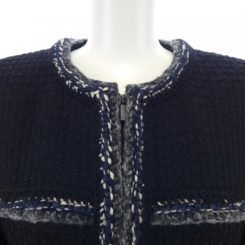 Jacket không cổ CHANEL P56910V37165 17A 633508