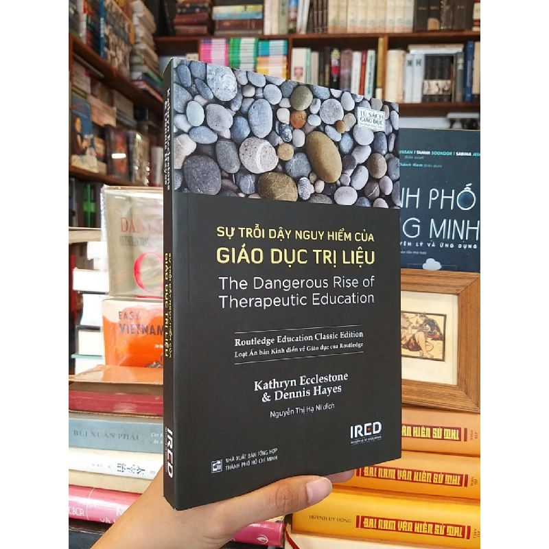 Sự trỗi dậy nguy hiểm của giáo dục trị liệu - Kathryn Ecclestone & Dennis Hayes 519070