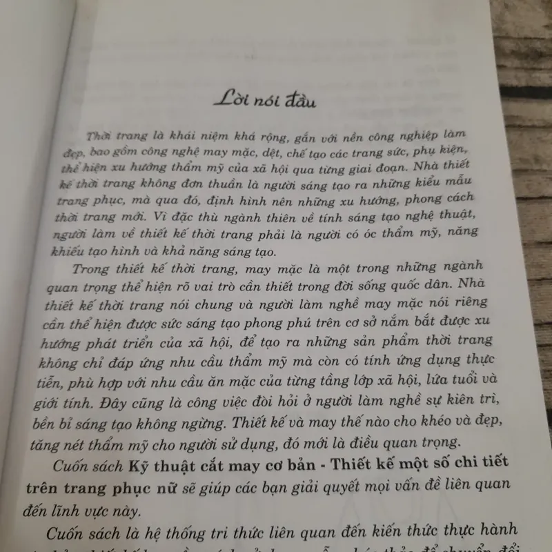 Kỹ thuật cắt may cơ bản: chi tiết trên Trang phục Nữ. Biên soạn Nghệ nhân Hoàng Thúy 711394