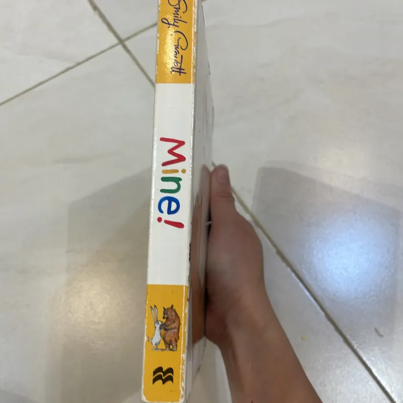 NGOẠI VĂN tiếng anh trẻ em : Bear and Hare - MINE! - Emily Cravett -MACMILLAN  1027789