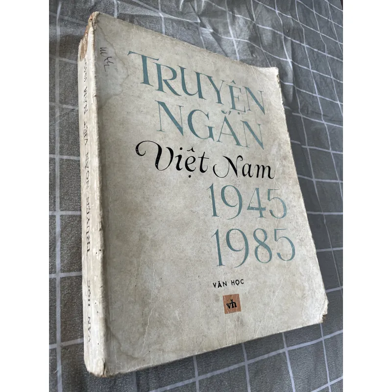 Truyện ngắn Việt Nam 1945-1985, sách khổ lớn , mọt ăn ít trang không ảnh hưởng chữ  795552