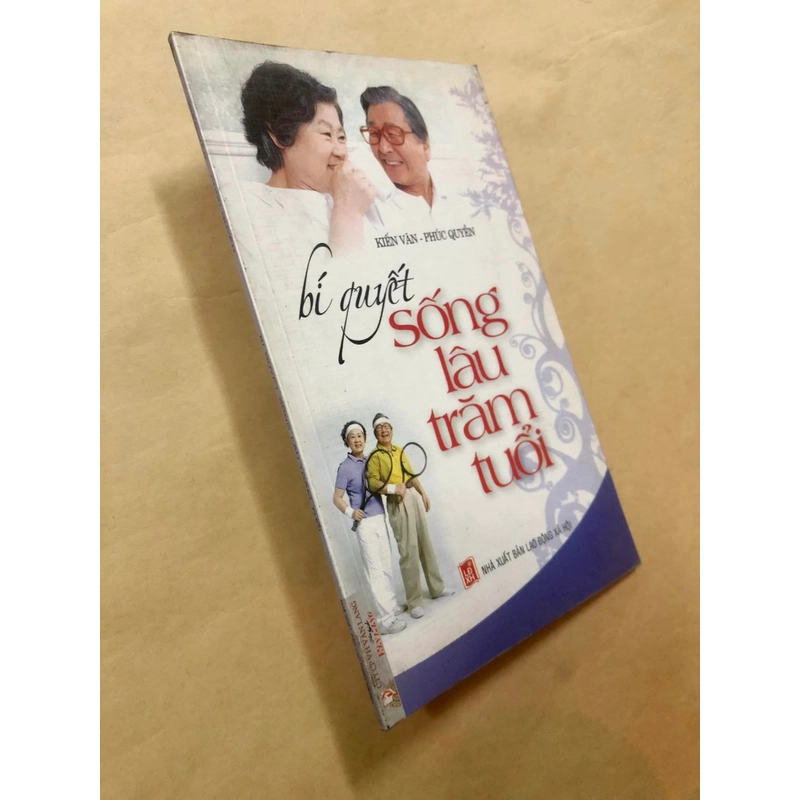 Sách Bí quyết sống lâu trăm tuổi - Kiến Văn, Phúc Quyền sưu tầm, biên soạn 307296