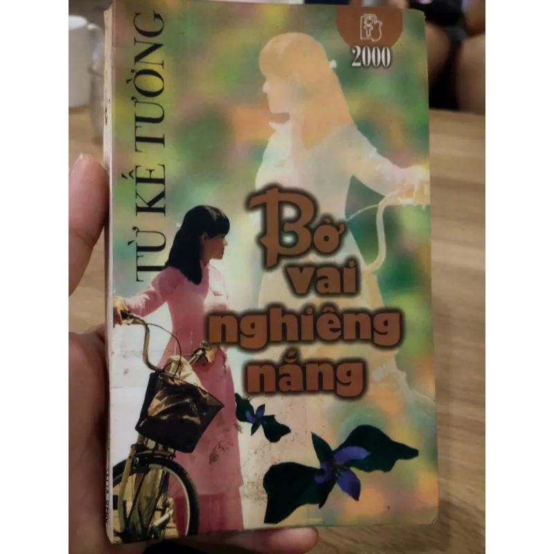 cuốn tiểu thuyết "Bờ Vai Nghiêng Nắng" của nhà văn Từ Kế Tường 1032206