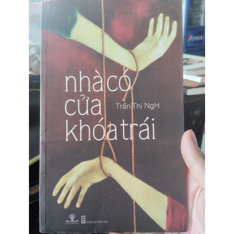 "Nhà có cửa khóa trái" của tác giả Trần Thị NgH.
 493943