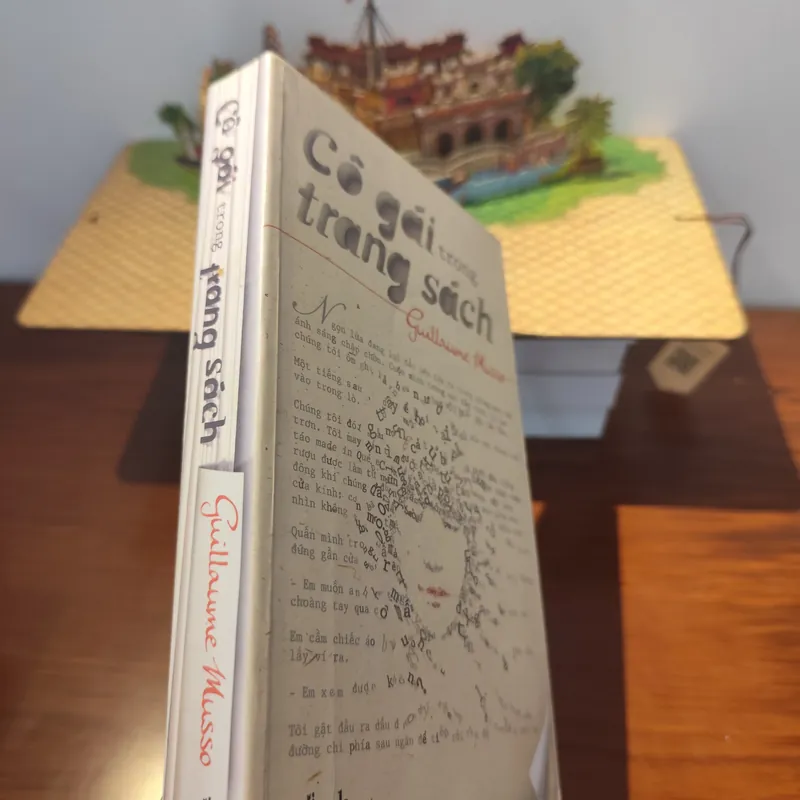 Cô gái trong trang sách 562185