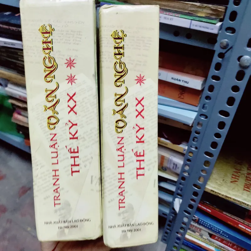 Tranh luận văn nghệ  604664