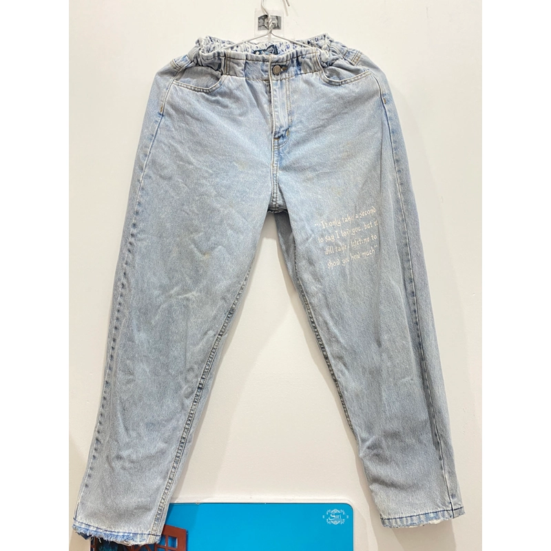 QUẦN JEANS ỐNG ĐỨNG, CHỮ IN CÁCH ĐIỆU**TẶNG QUÀ 0Đ 552977