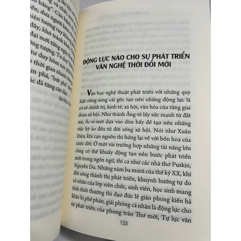 Cảm nghĩ về văn chương và thời cuộc - Hà Minh Đức 998741