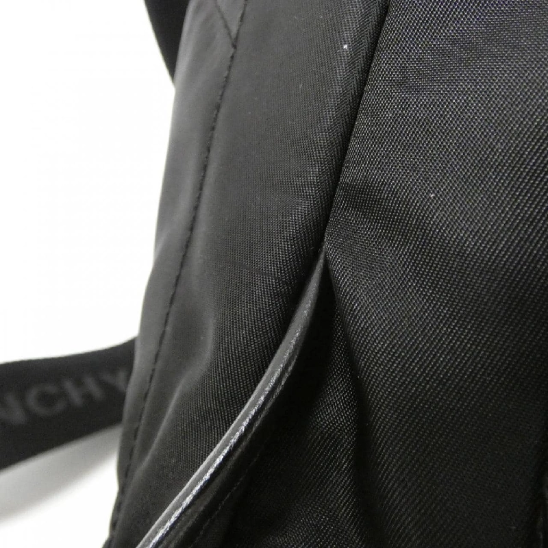 Túi xách hình tam giác lớn Givenchy BK50B3K1JE 609213