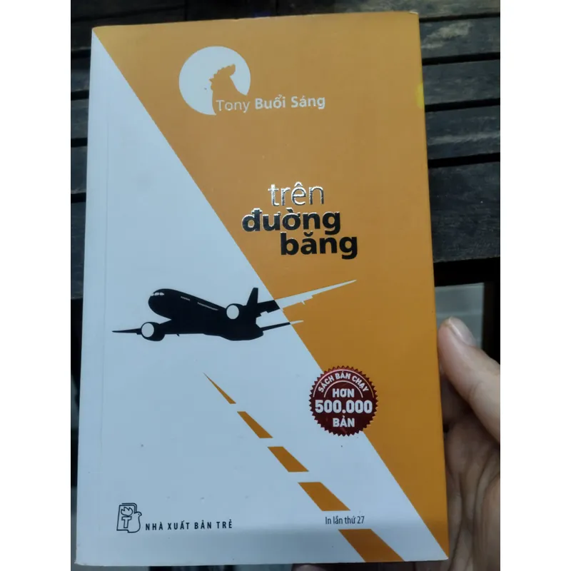 Trên đường băng của tác giả Tony Buổi Sáng.  703744