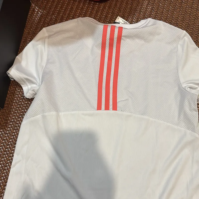 Áo adidas chính hãng, hàng mới chưa sử dụng 568777