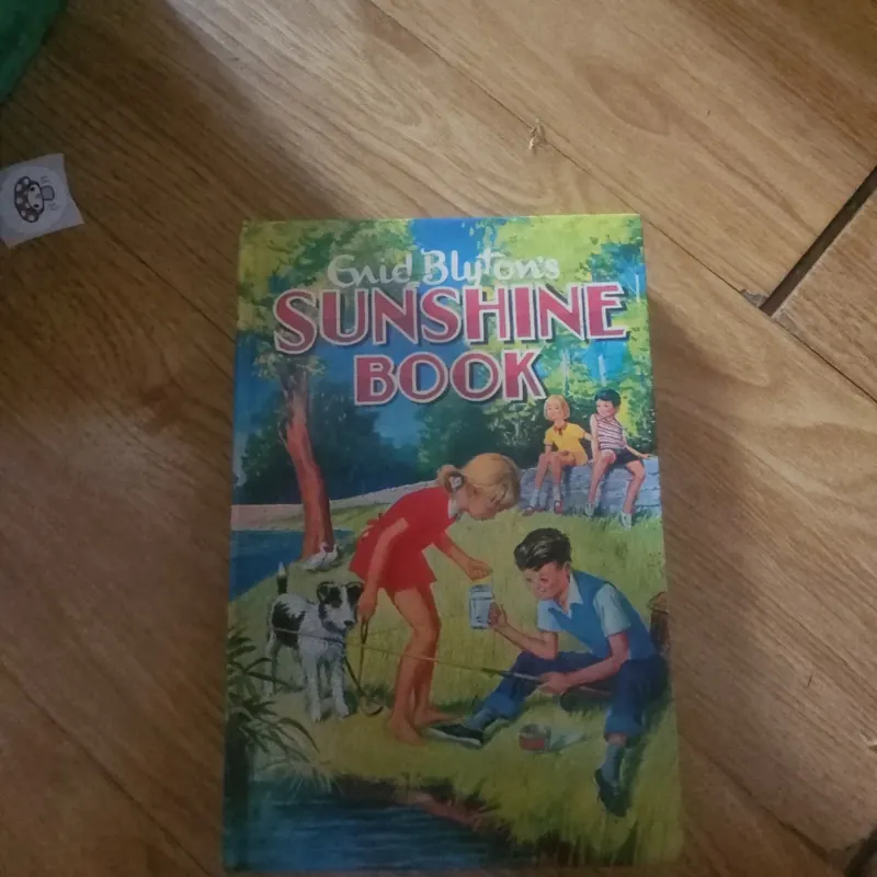 Sunshine book (bìa cứng) Giá 30k  603959