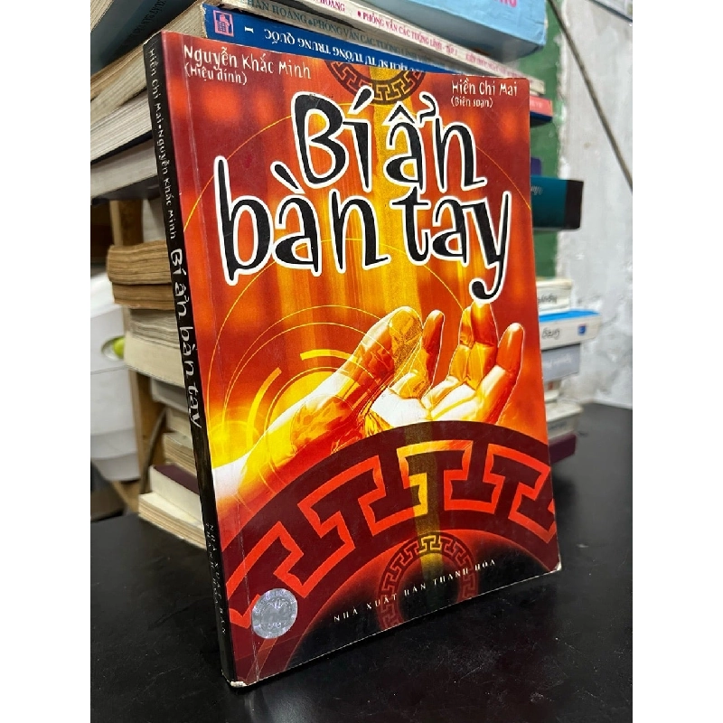 Bí ẩn bàn tay - Nguyễn Khắc Minh hiệu đính 736445