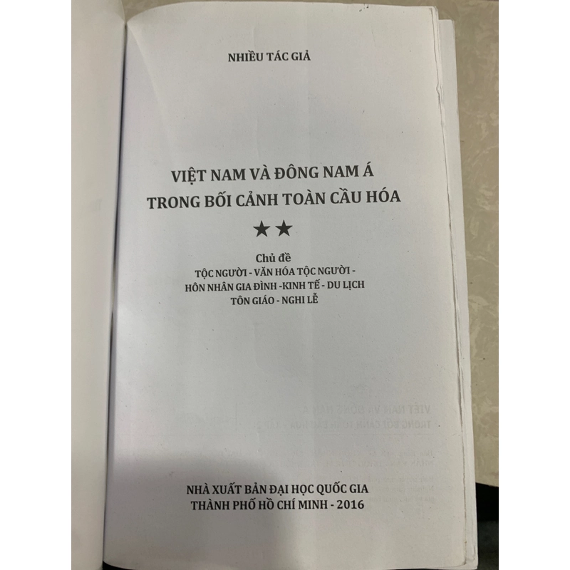 VIỆT NAM VÀ ĐÔNG NAM Á TRONG BỐI CẢNH TOÀN CẦU HOÁ- NHIỀU TÁC GIẢ 537995