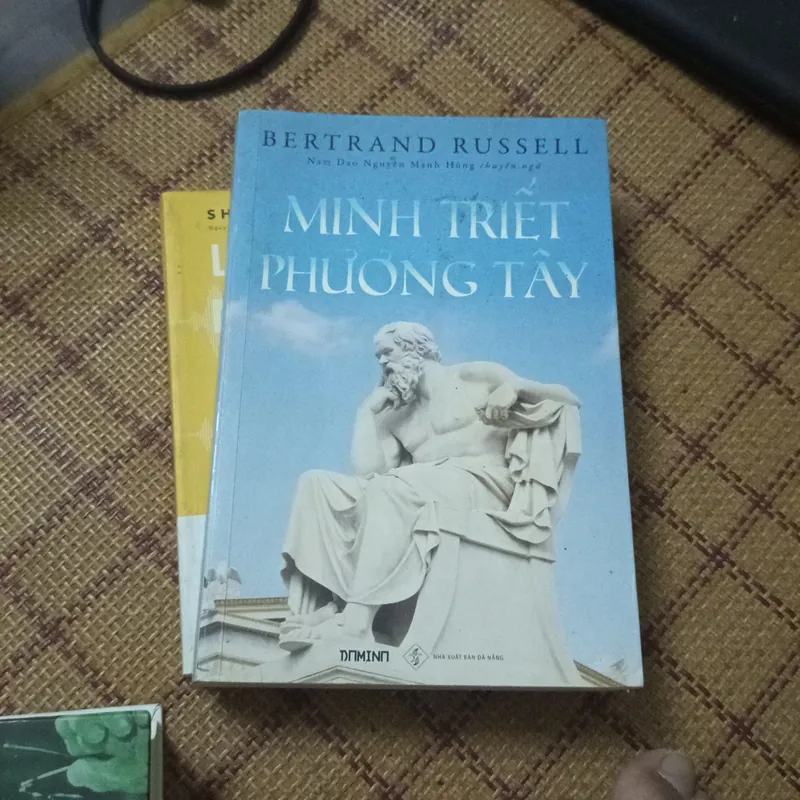 Mình Triết phương Tây của Bertrand Russell và Lời của Nietzsche dành cho người trẻ.  596873