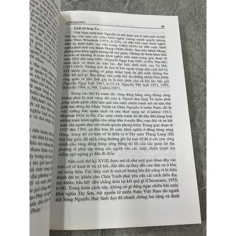 LÀNG VIỆT ĐỐI DIỆN TƯƠNG LAI HỒI SINH QUÁ KHỨ - JOHN KLEINEN 795465