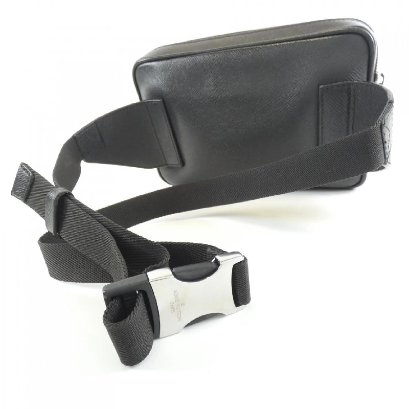 Túi đeo chéo Louis Vuitton Taiga Bum Bag Outdoor M33438 612622