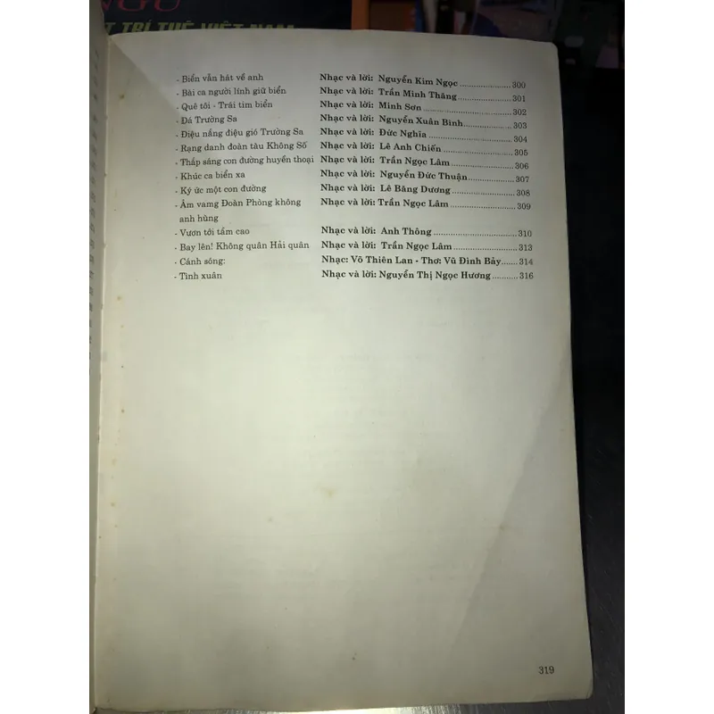 Tiếp bước quân hành - Tập kịch bản sân khấu và ca khúc quần chúng 734776