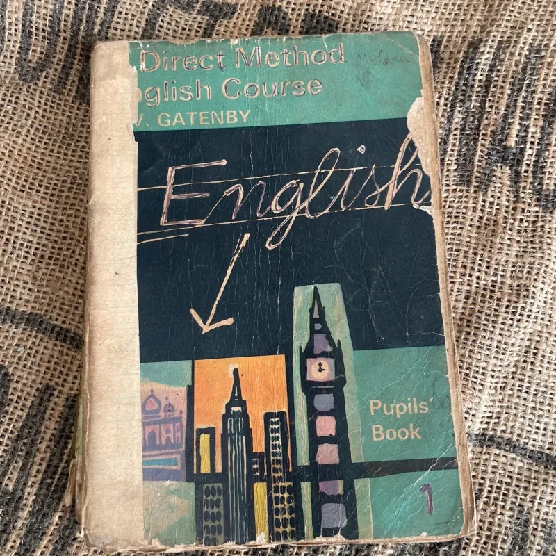 A Direct Method English Course - Pupils' Book 1" của tác giả E.V. Gatenby.  1013097