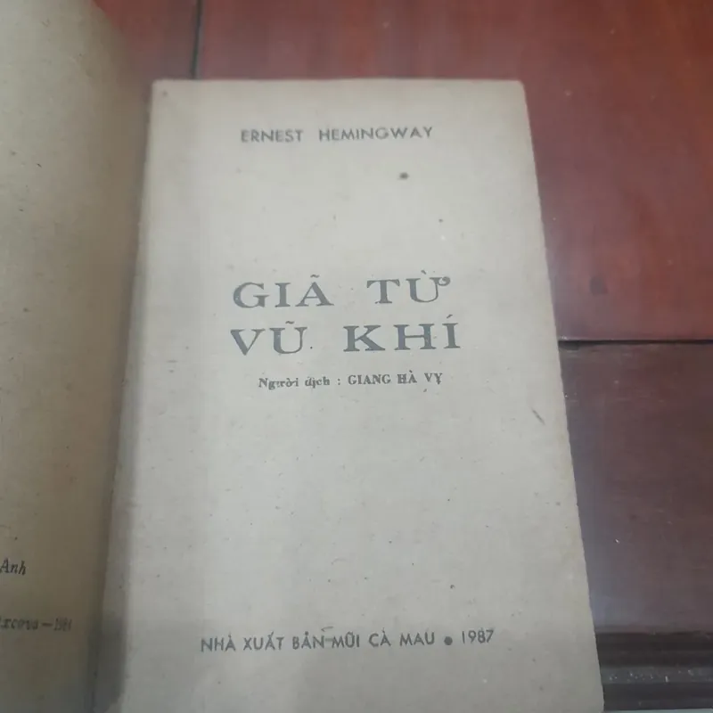 E. Hemingway - GIÃ TỪ VŨ KHÍ 570156