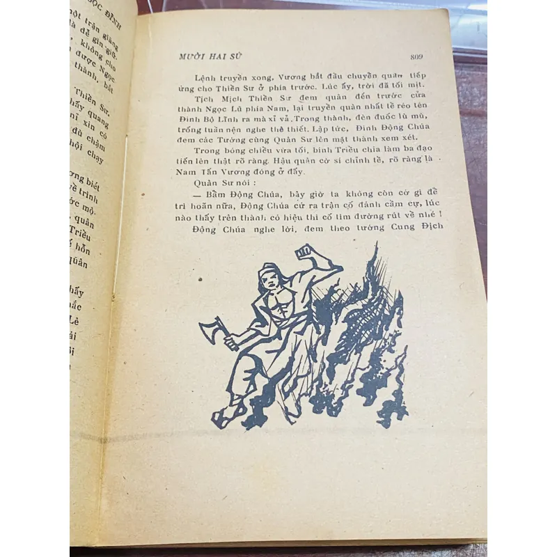 MƯỜI HAI SỨ - VŨ NGỌC ĐĨNH 596180