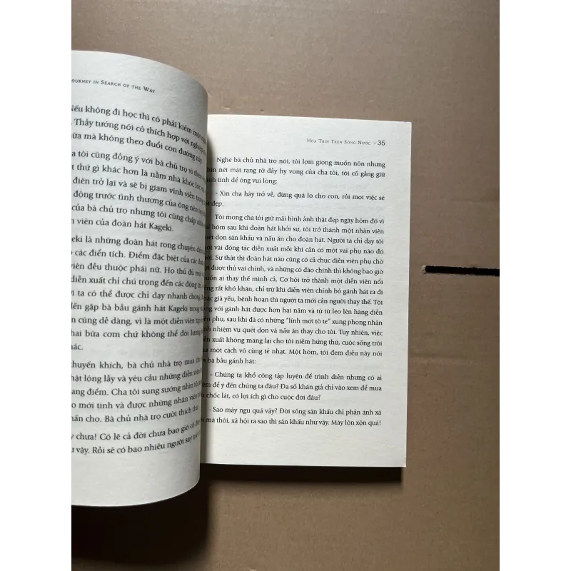 hoa trôi trên sóng nước 1030325