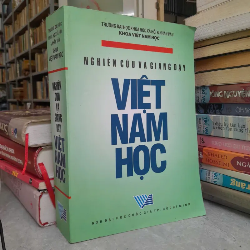 NGHIÊN CỨU VÀ GIẢNG DẠY VIỆT NAM HỌC 1033253