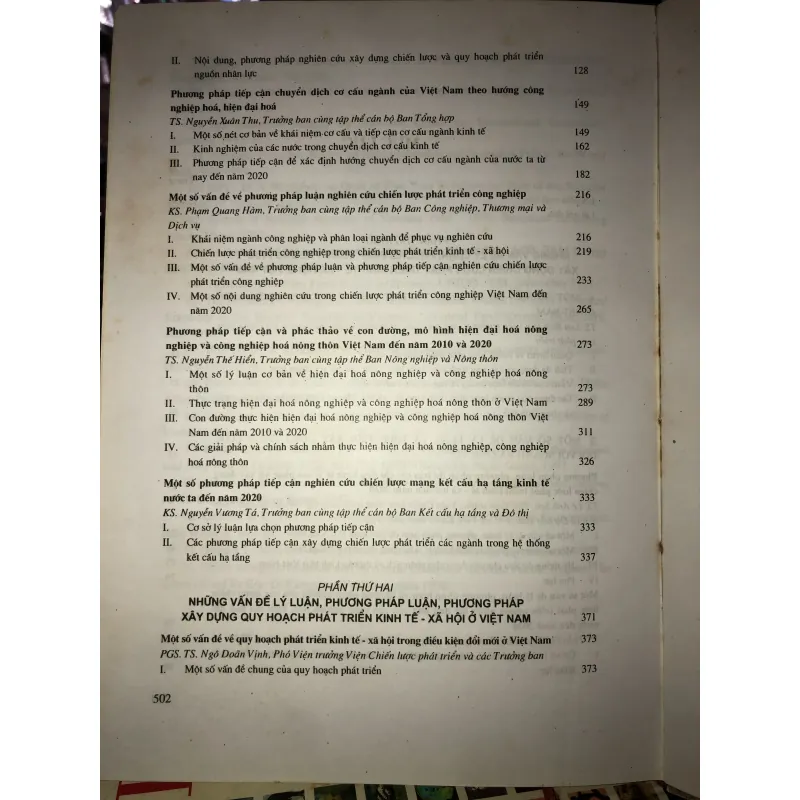 Một số vấn đề về lý luận, phương pháp luận, phương pháp xây dựng chiến lược… 754028