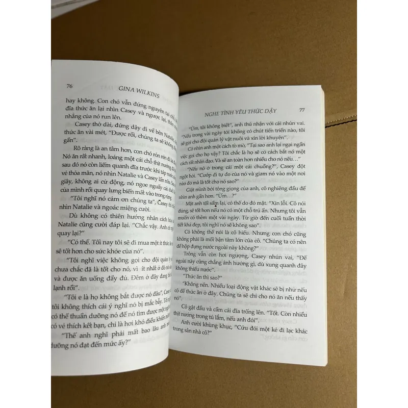 Nghe tình yêu thức dậy (gáy góc trên bị lỗi) 561871