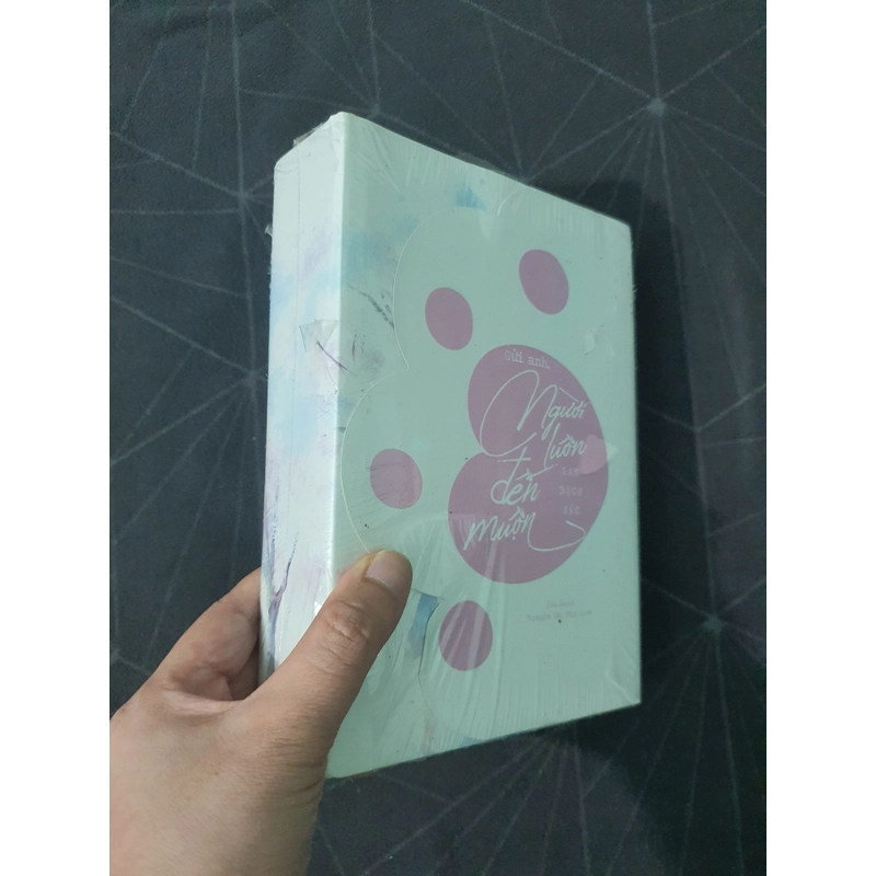 "Gửi Anh, Người Luôn Đến Muộn" (seal) - Lam Bạch Sắc 492922