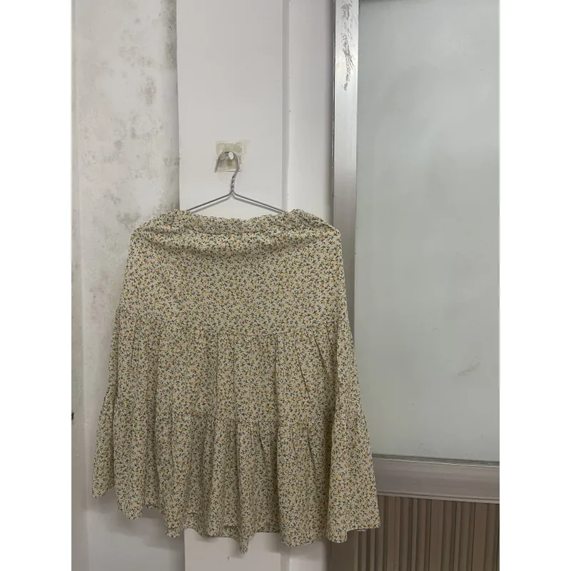 Chân váy hoa nhí còn mới 740315