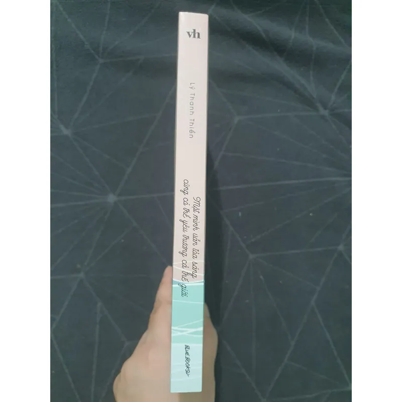 "Một mình vẫn tỏa sáng, cũng có thể yêu thương cả thế giới" (new) - Lý Thanh Thiển 559373