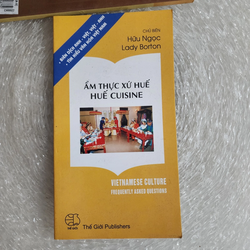 Ẩm thực xứ Huế | Hữu Ngọc chủ biên I song ngữ Việt Anh 546208
