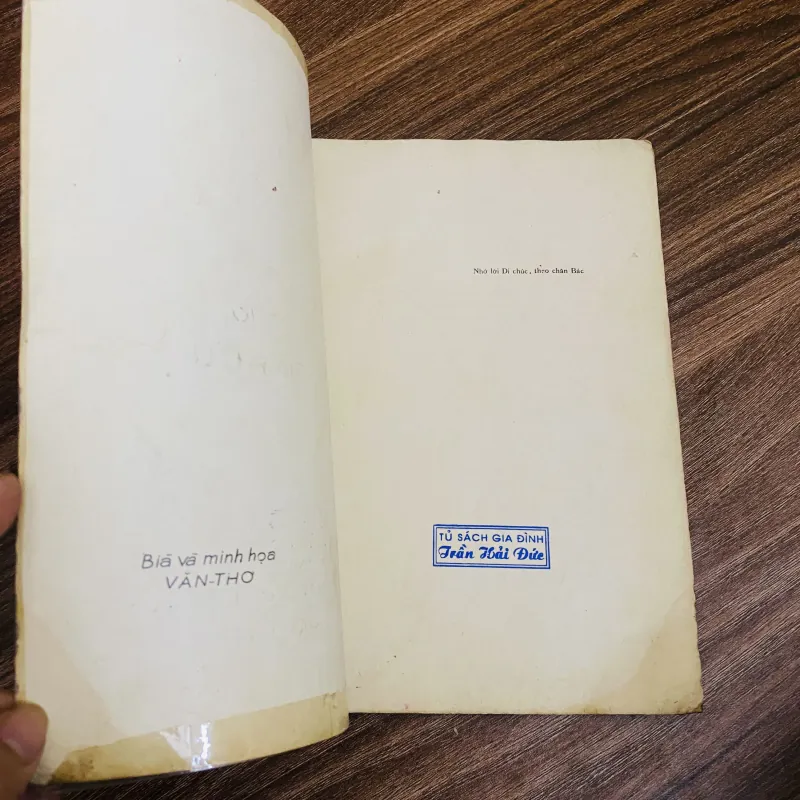 Theo chân - thơ Tố Hữu - nxb 1975 1024301