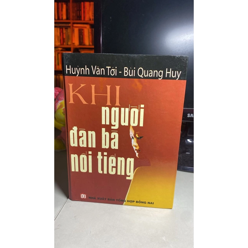 Khi Người Đàn Bà Nổi Tiếng - Bìa Cứng  -BÙI QUANG HUY(Biên soạn),HUỲNH VĂN TỚI(Biên soạn)  509502