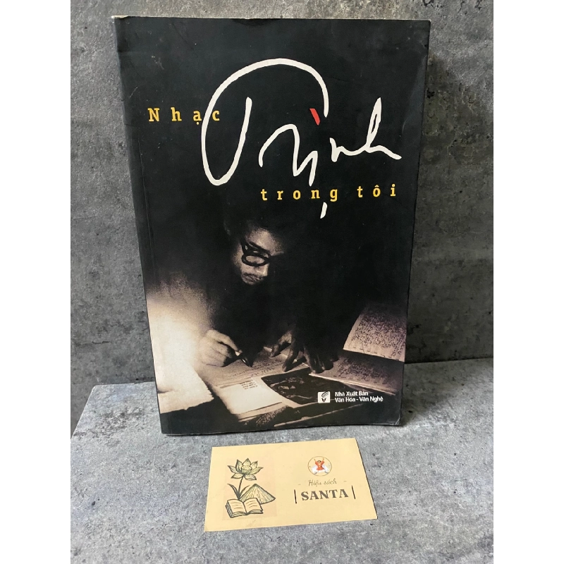 Nhạc Trịnh trong tôi - sách lưu kho, ẩm góc vài trang cuối đã khô Sách chuyên khảo, khảo cứu STB0302 909208
