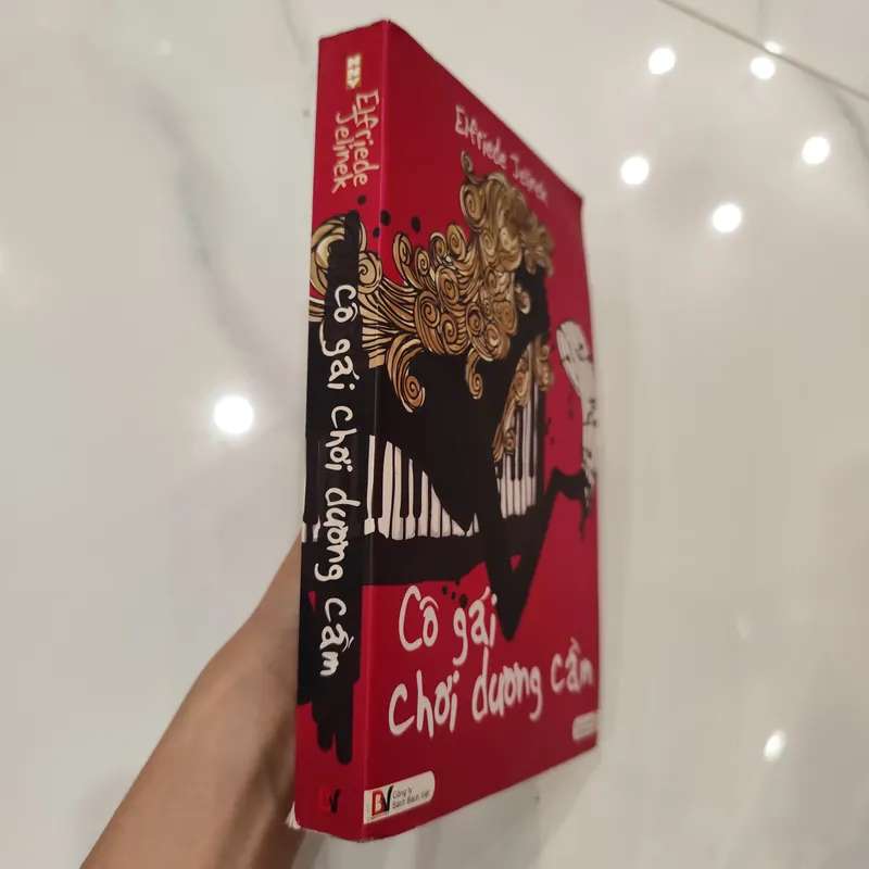 Cô gái chơi dương cầm 613843