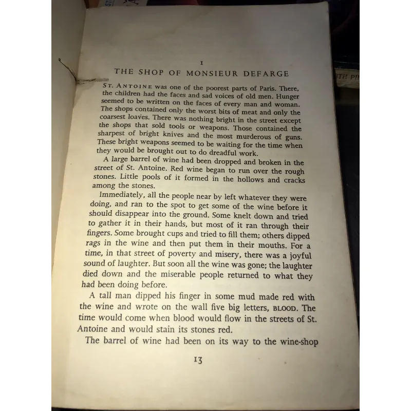 A tale of two cities - Charles Dickens 1050862