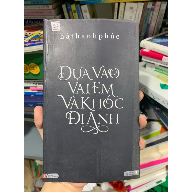 Sách Dựa vào vai em và khóc đi anh 505543