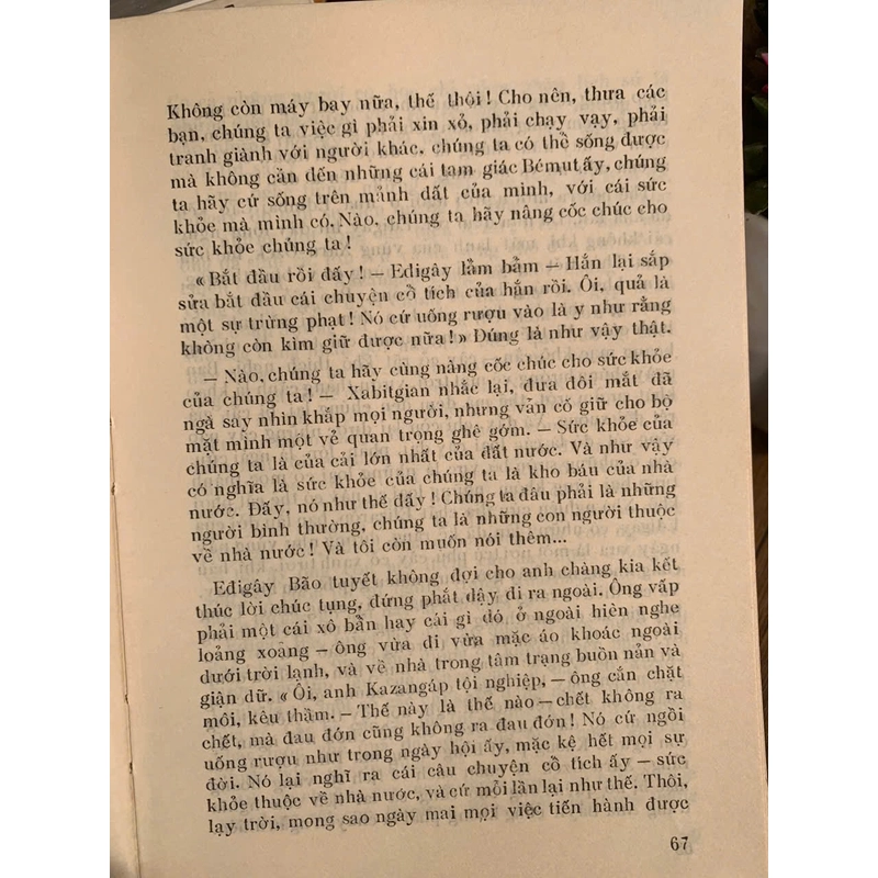 Cỏ lau _ Nguyễn Minh Châu _ 1989_ sách dày khoảng 200 trang  358400