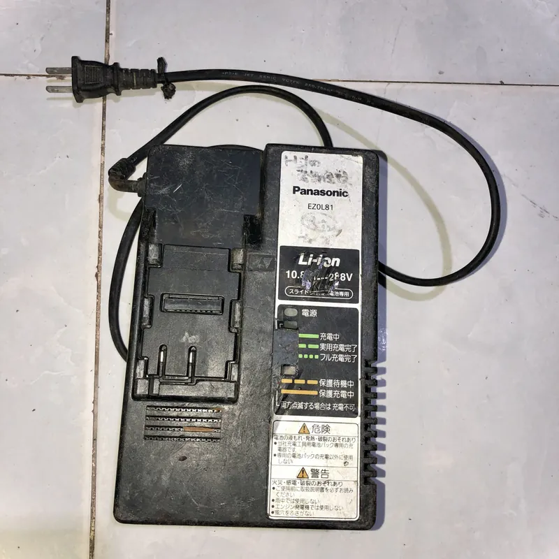 Bộ sạc pin Panasonic EZ0L81 10.8V đến 28,8V 730577