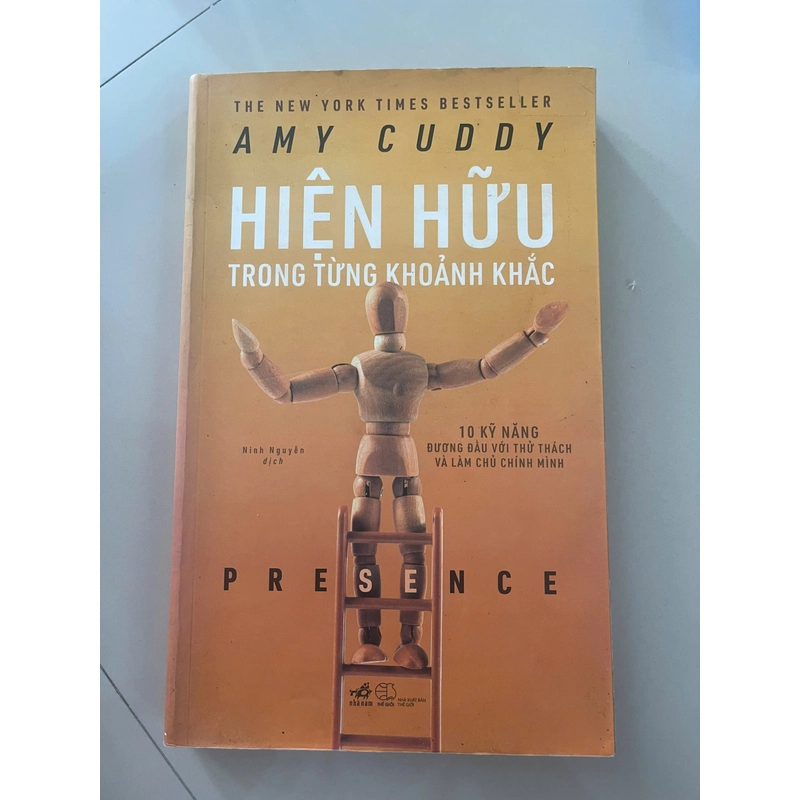 (Sách Cũ) Hiện hữu trong từng khoảnh khắc - Mới 70% (gạch chân, ẩm nhẹ, rìa bẩn) (Hoi) 42517