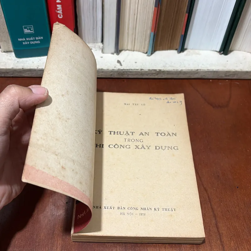 II Sách Xưa: Kĩ Thuật An Toàn Trong Thi Công Xây Dựng - Mai Tây Lộ - 1978 750990