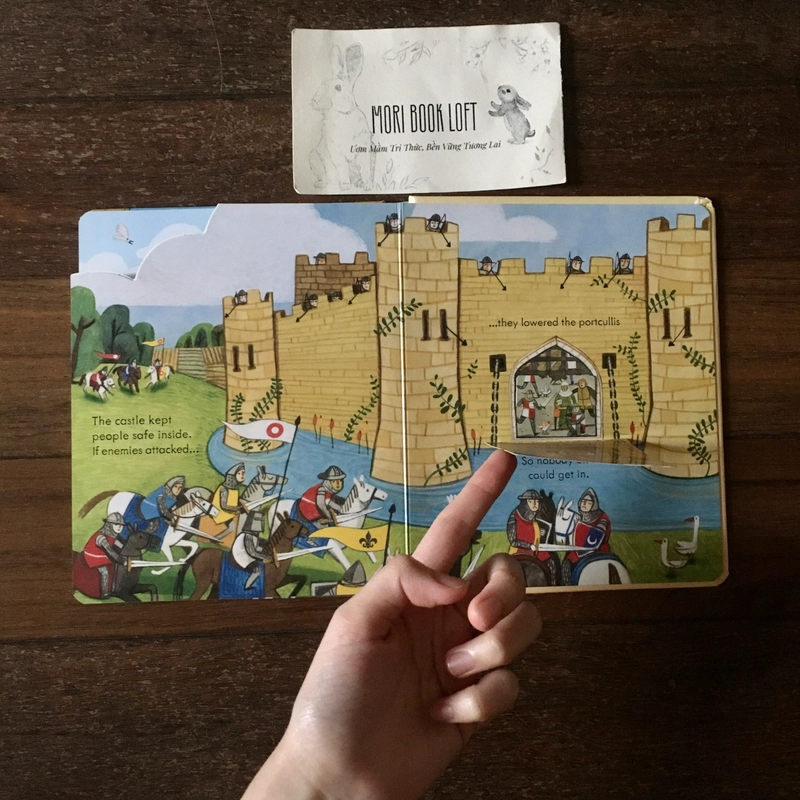Sách ngoại văn The Castle - Peep inside, New, Board Book 483037